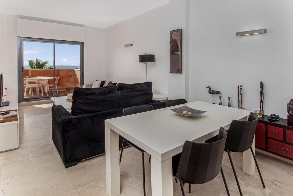 Rock Bay Apartment With Wonderful Sea View And 5 Minutes From The Beach Манилва Екстериор снимка
