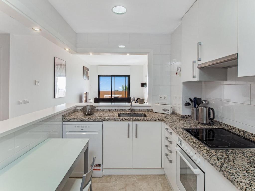Rock Bay Apartment With Wonderful Sea View And 5 Minutes From The Beach Манилва Екстериор снимка